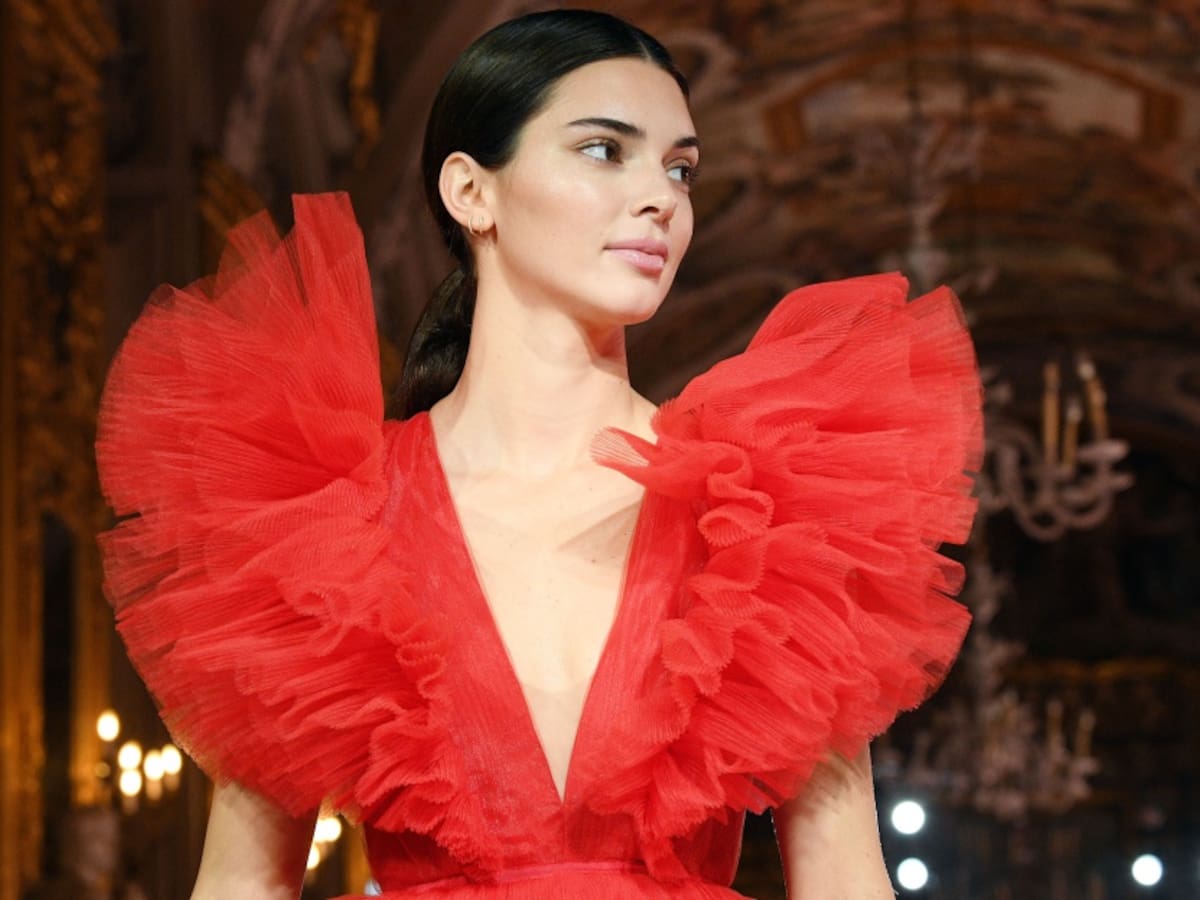 Con diminuta cintura Kendall Jenner regresa al trabajo