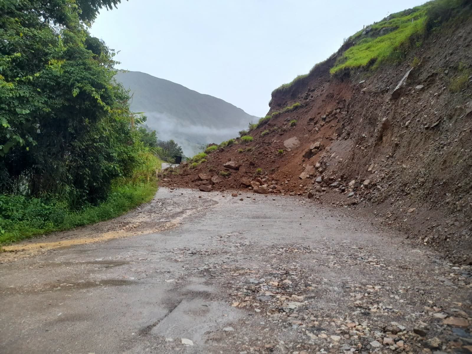 Debido a las fuertes lluvias de las últimas horas que han provocado derrumbes, la vía entre Vado Hondo - Labranzagrande se encuentra incomunicada / Foto: Alcaldía Labranzagrande.