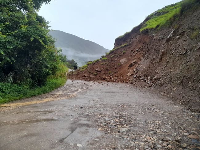 Debido a las fuertes lluvias de las últimas horas que han provocado derrumbes, la vía entre Vado Hondo - Labranzagrande se encuentra incomunicada / Foto: Alcaldía Labranzagrande.