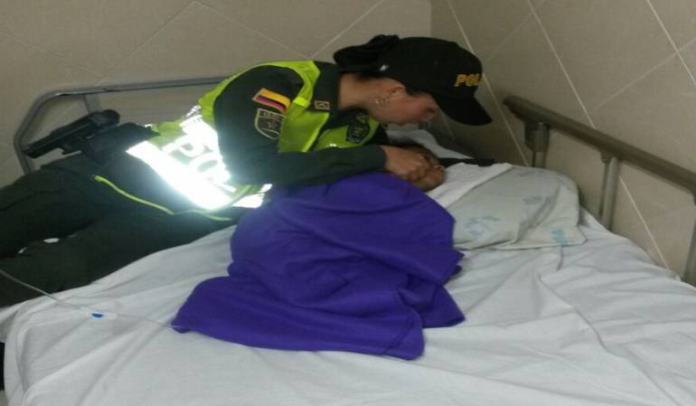 Momento en el que la menor fue rescata por la Policia del Atlantico.