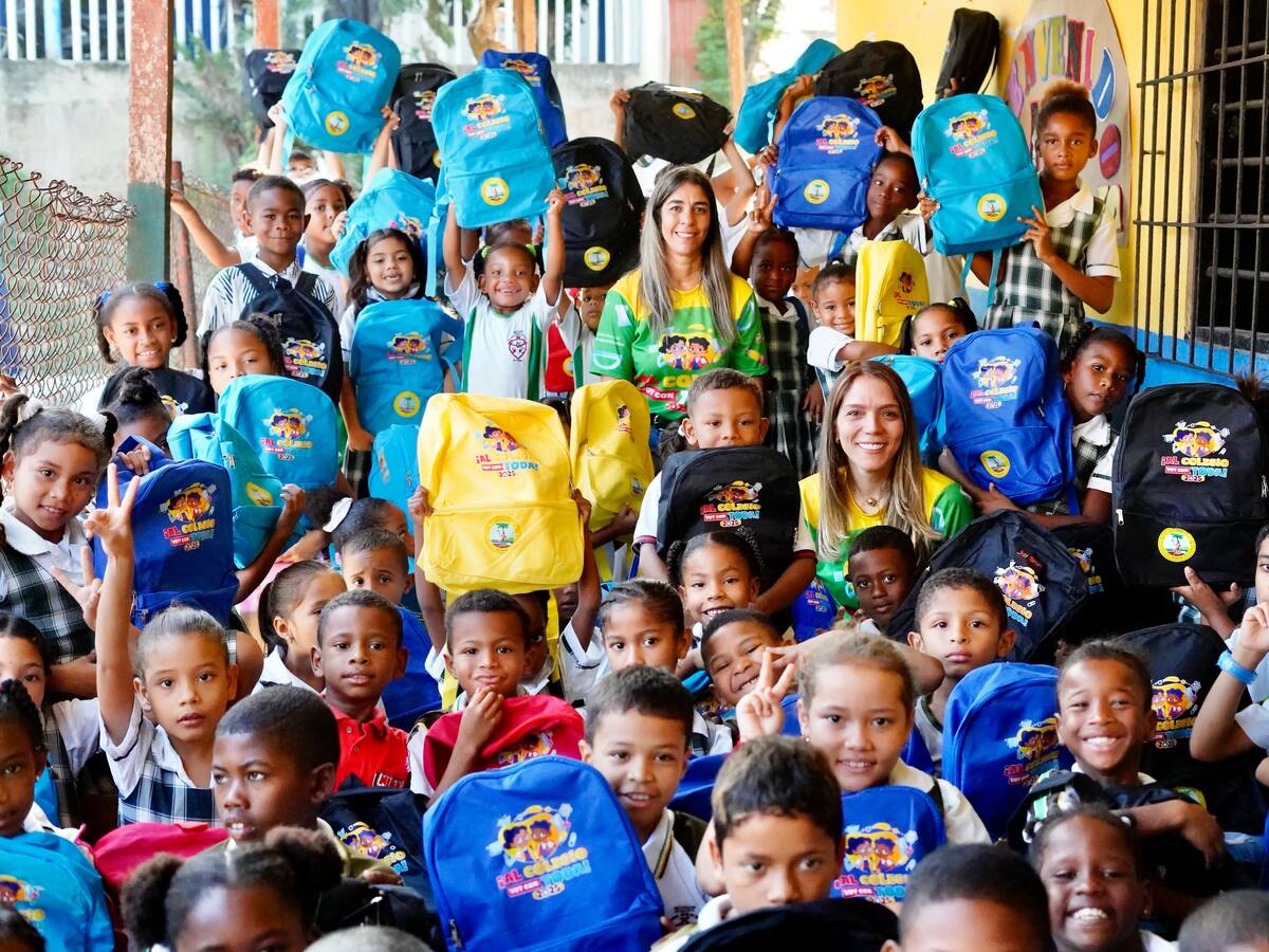 220 alumnos de Loma Fresca y Manzanillo del Mar recibieron kits escolares en Cartagena