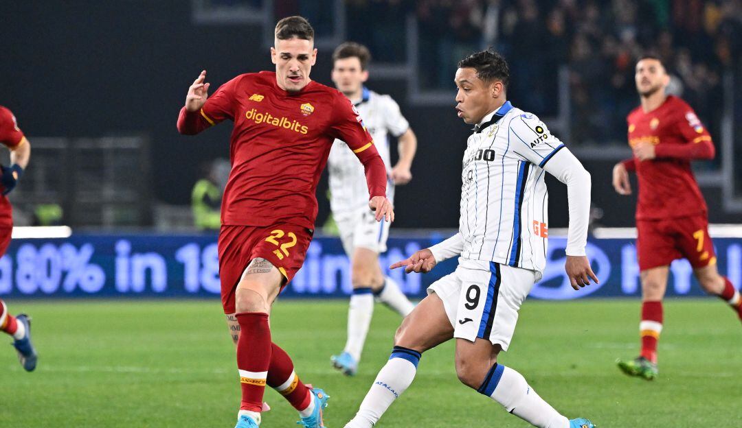 Muriel enfrentando a la Roma.