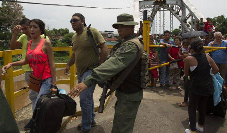 Sigue la atención de deportados.