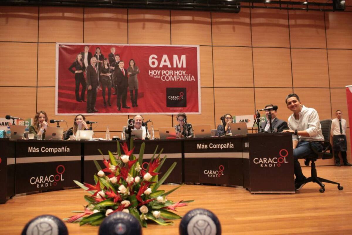 Pereira es la mayor ciudad del llamado Eje cafetero y la ciudad que enamora, divierte y muestra pujanza.
Allí llegó el equipo de 6AM Hoy por Hoy, de Caracol Radio, para originar este viernes el programa de mayor audiencia en América Latina.
Darío Arizmendi, con Darcy Quinn, Érika Fontalvo, César Augusto Londoño, Patricia Pardo y la directora anfitriona, Claudia Ardila, le cuentan a Colombia muchas cosas de Pereira, ciudad que debe su nombre al capitán Francisco Pereira Martínez, un hombre adinerado que nació en Cartago y fue cercano a la lucha independentista. Tras su muerte, la "Villa de Pereira" fue nombrada en honor a su nombre.