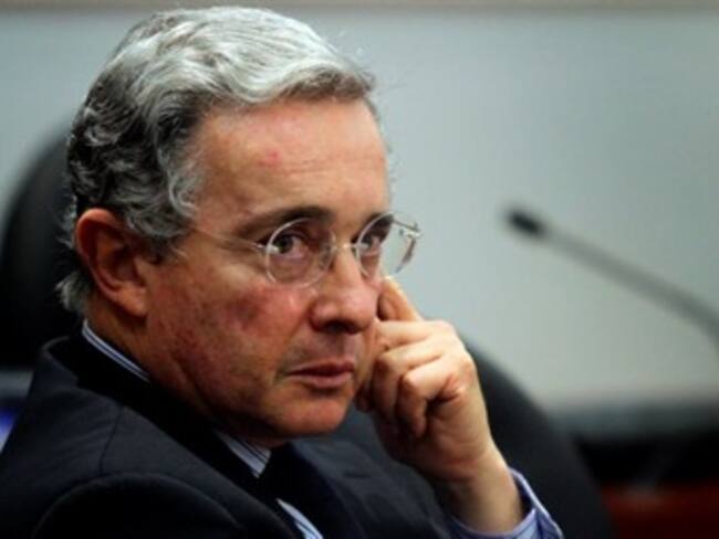 Insisten en contar con Uribe como testigo en chuzadas del DAS