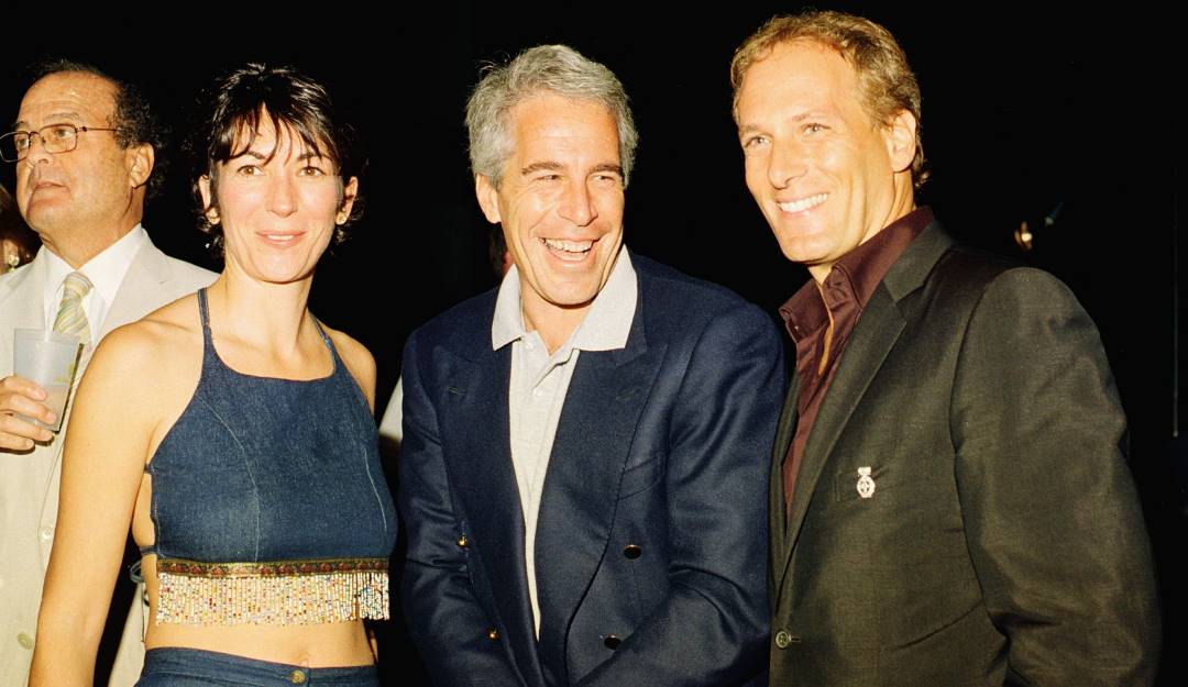 Ghislaine Maxwell (izq) junto a Jeffrey Epstein (cen) y el músico Michael Bolton en una fiesta en el club Mar-a-Lago en Florida.  Foto: Getty