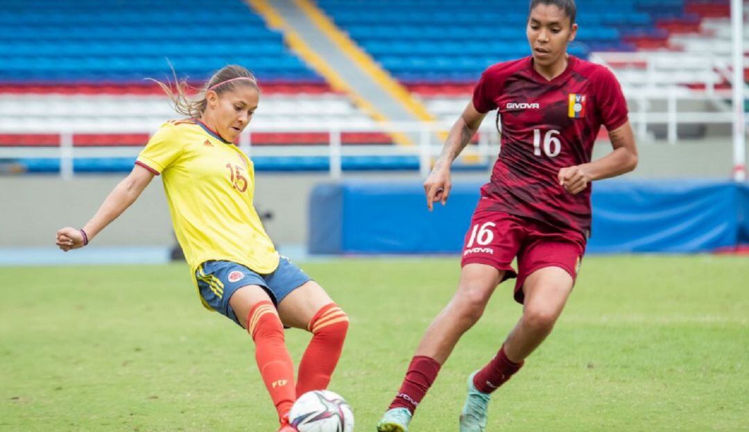 Tatiana Ariza realiza un pase ante la marca de una jugadora venezolana.
