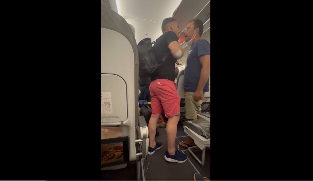 Video: Se fueron a los golpes solo por unas maletas en pleno vuelo