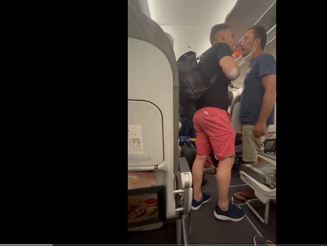 Video: Se fueron a los golpes solo por unas maletas en pleno vuelo