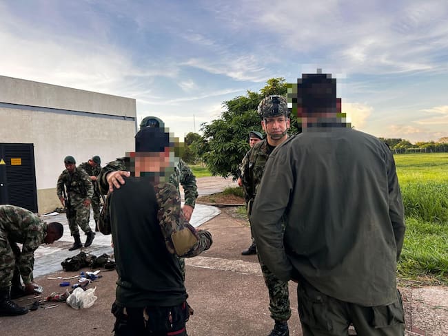 Fusiles y explosivos entregaron disidentes bajo órdenes de “Iván Mordisco” tras someterse