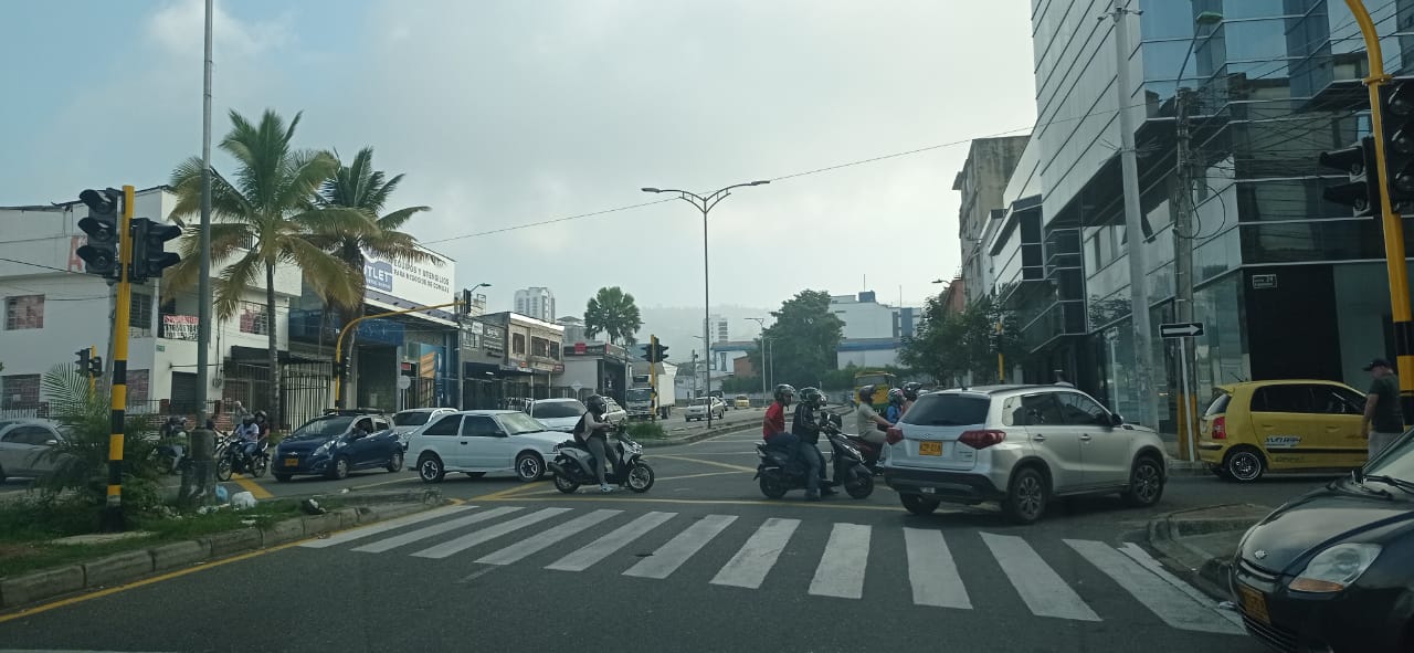 En funcionamiento semáforo de la carrera 24 con Avenida Quebradaseca