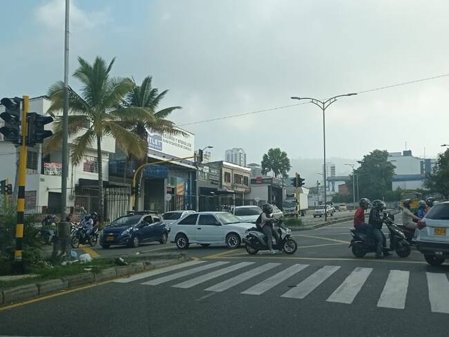 En funcionamiento semáforo de la carrera 24 con Avenida Quebradaseca