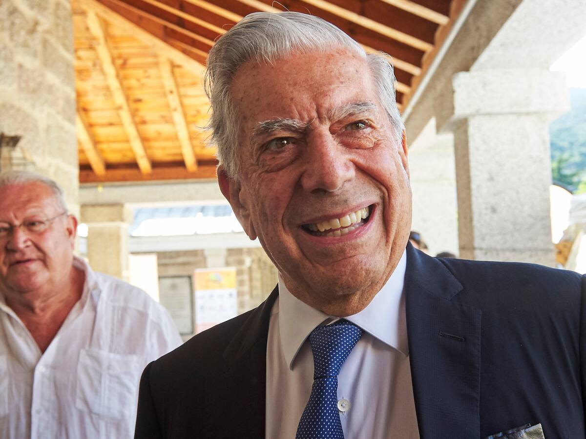 “El mejor homenaje es leerlo en esa amplitud de mundo que creó”: Editora de Mario Vargas Llosa