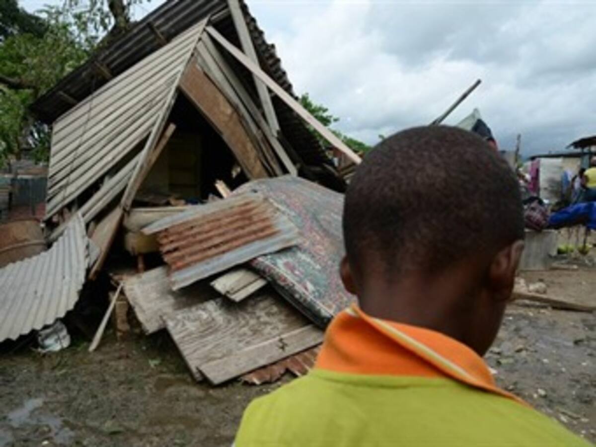 Huracán "Sandy", que causó varios muertos en Haití y Jamaica, pierde intensidad