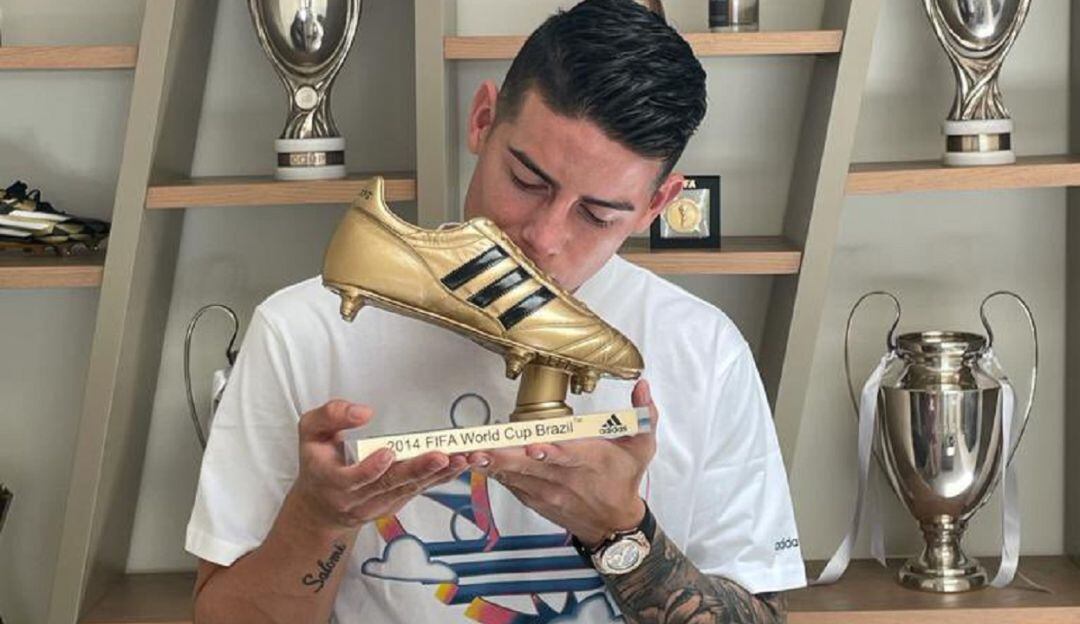 James Rodríguez besa su Botín de Oro ganado en el Mundial de Brasil 2014.