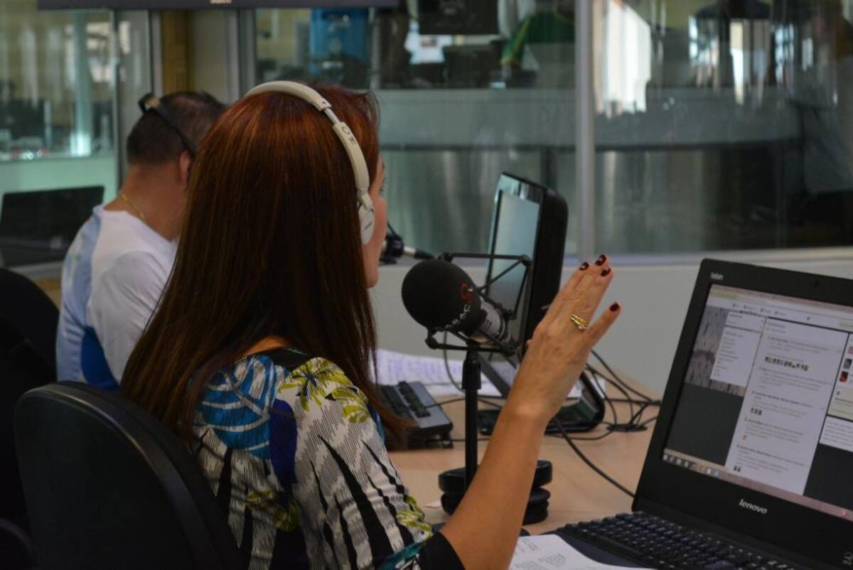 Tras dos décadas de estar inundando de humor a los colombianos, el admirado periodista se retira de La Luciérnaga, vea como desarrolla su último programa.