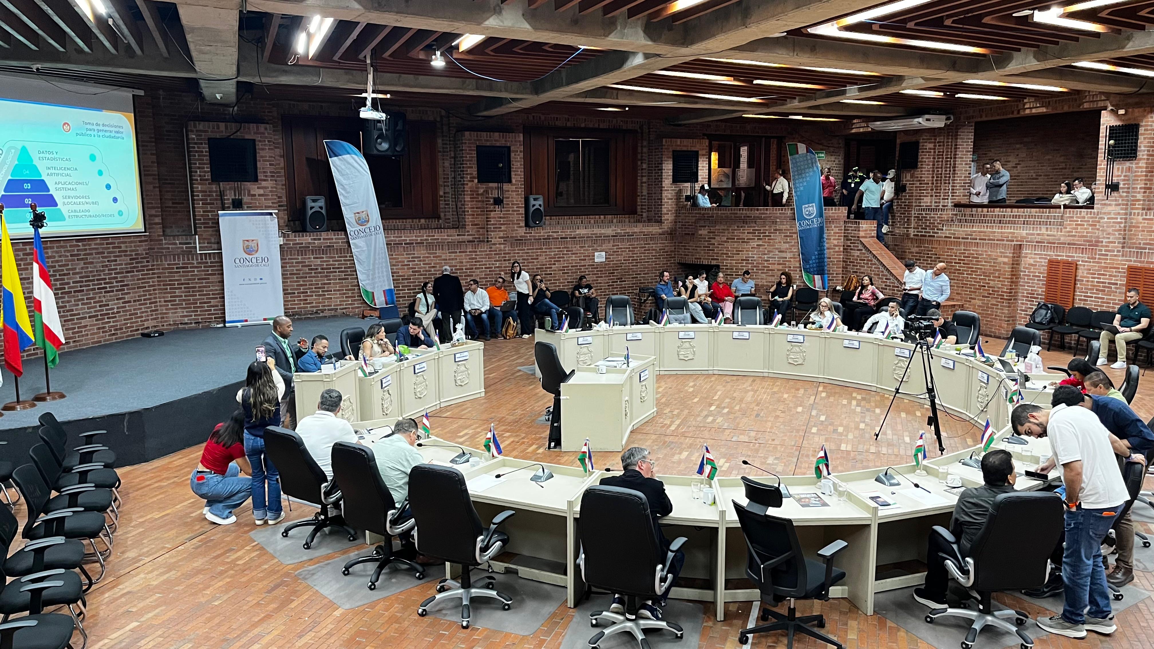 Daniella Plaza, presidenta del Concejo, aclaró “que en las sesiones también hay ciudadanos, funcionarios del gobierno, medios de comunicación y entidades como la Contraloría y la Personería”.