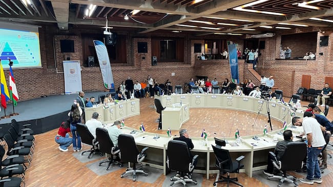 Daniella Plaza, presidenta del Concejo, aclaró “que en las sesiones también hay ciudadanos, funcionarios del gobierno, medios de comunicación y entidades como la Contraloría y la Personería”.
