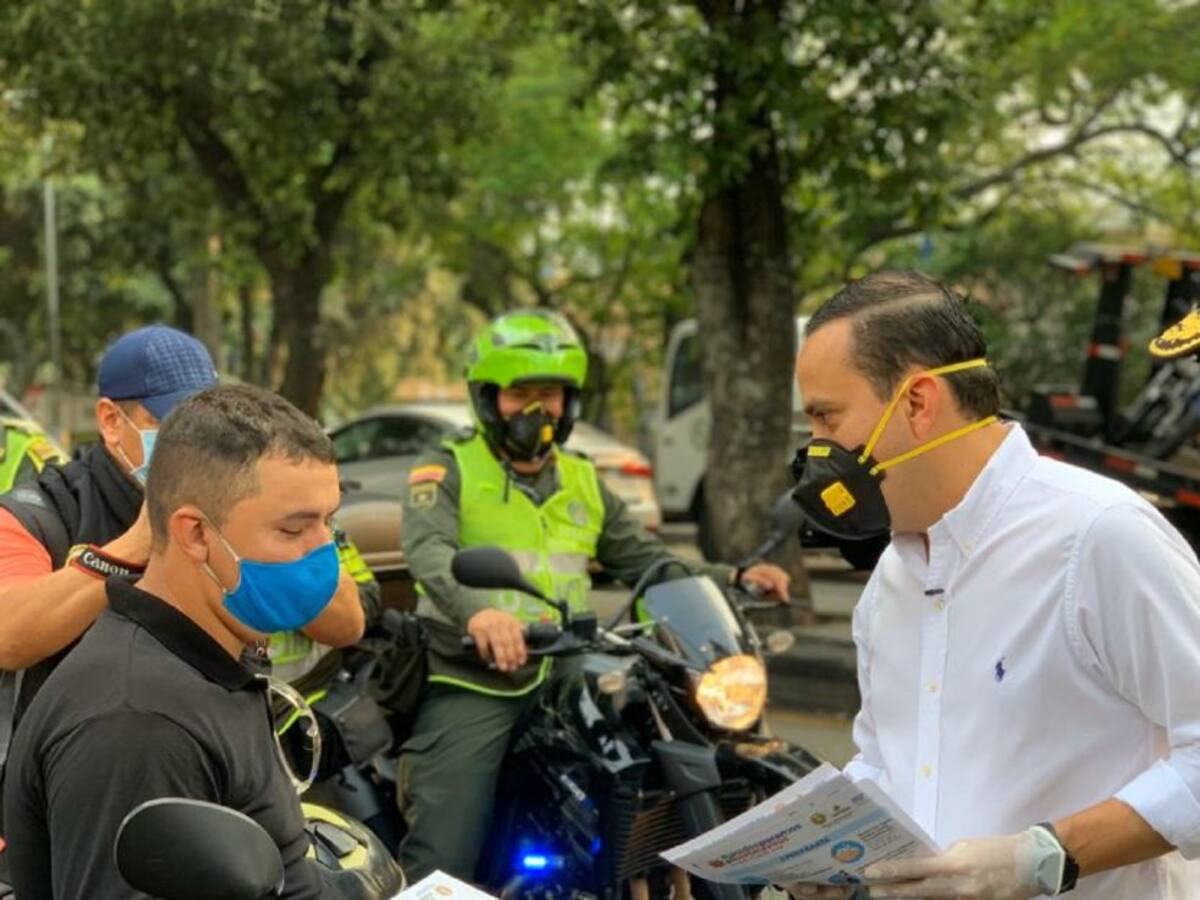 VIDEO: Con bafle en mano gobernador pide a la gente que no salga a la calle