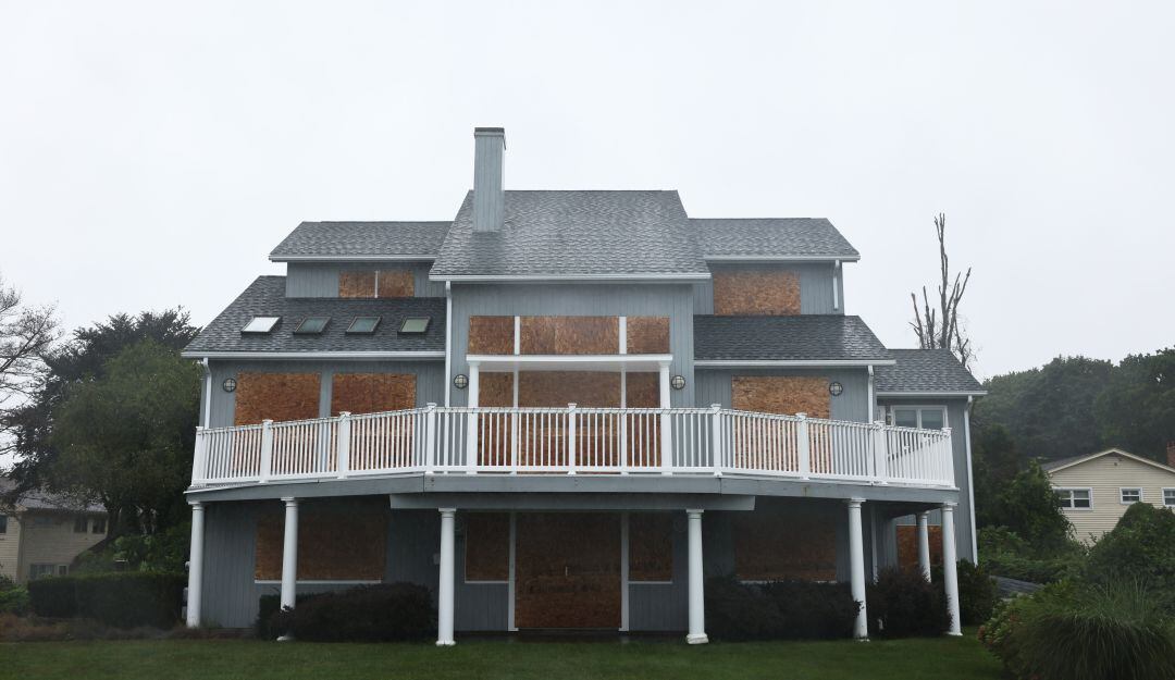 Casa completamente cubierta ante la llegada de la tormenta Henri. 