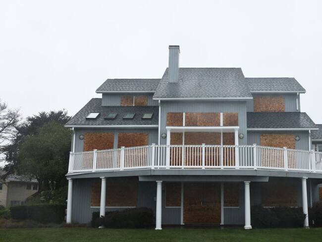 Casa completamente cubierta ante la llegada de la tormenta Henri. 