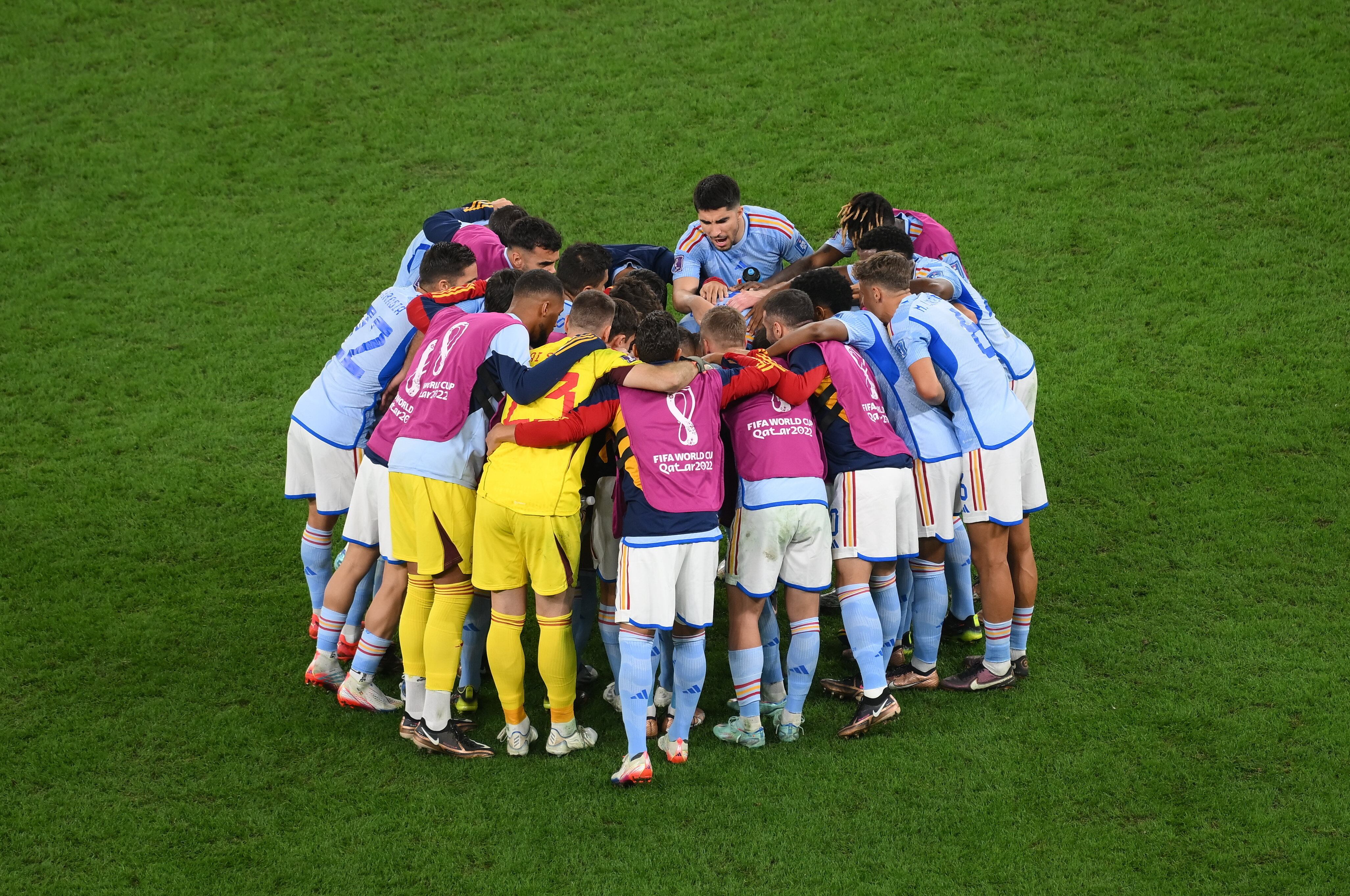 AL RAYYAN, QATAR - 06 DE DICIEMBRE: Los jugadores españoles forman un grupo durante el partido de octavos de final de la Copa Mundial de la FIFA Qatar 2022 entre Marruecos y España en el Education City Stadium el 06 de diciembre de 2022 en Al Rayyan, Qatar. (Foto de Stephen McCarthy - FIFA/FIFA vía Getty Images)