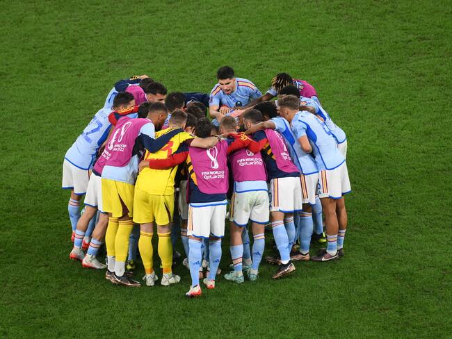 AL RAYYAN, QATAR - 06 DE DICIEMBRE: Los jugadores españoles forman un grupo durante el partido de octavos de final de la Copa Mundial de la FIFA Qatar 2022 entre Marruecos y España en el Education City Stadium el 06 de diciembre de 2022 en Al Rayyan, Qatar. (Foto de Stephen McCarthy - FIFA/FIFA vía Getty Images)