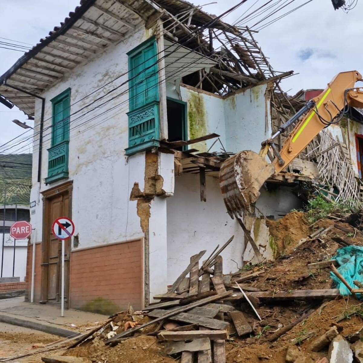 En Sonsón, demolieron seis inmuebles abandonados que eran utilizados para el consumo de drogas
