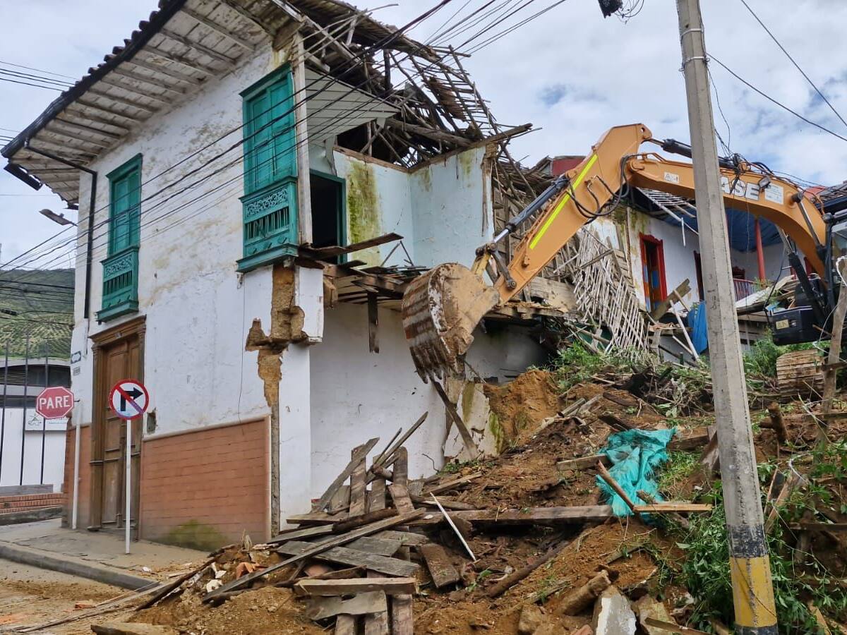 En Sonsón, demolieron seis inmuebles abandonados que eran utilizados para el consumo de drogas