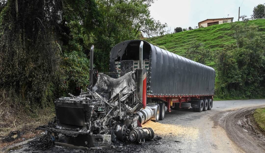 Camión quemado por el Clan del Golfo en medio del paro armado.               Foto: Getty 