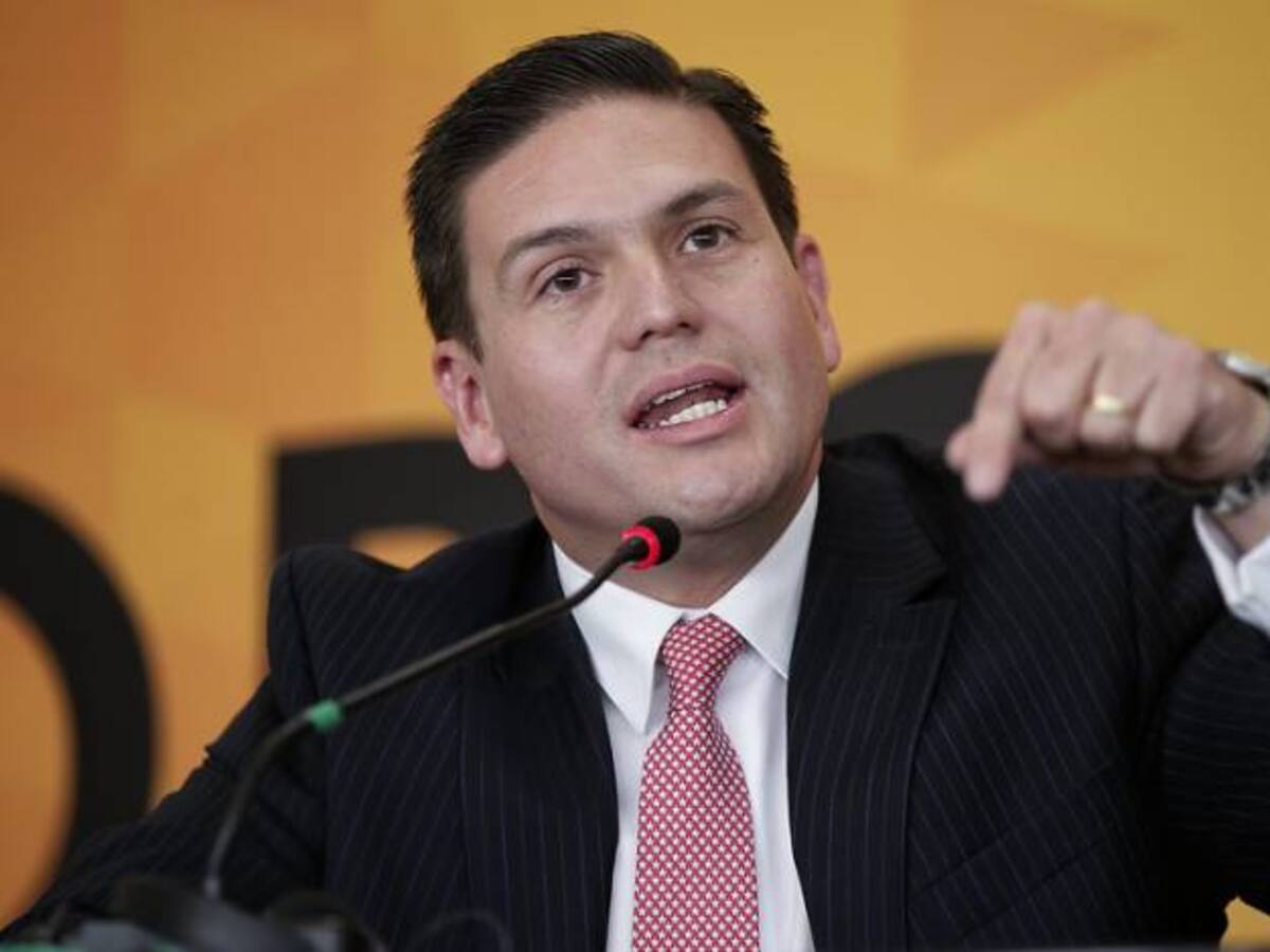 No compro seguidores en Facebook, afirma Juan Carlos Pinzón