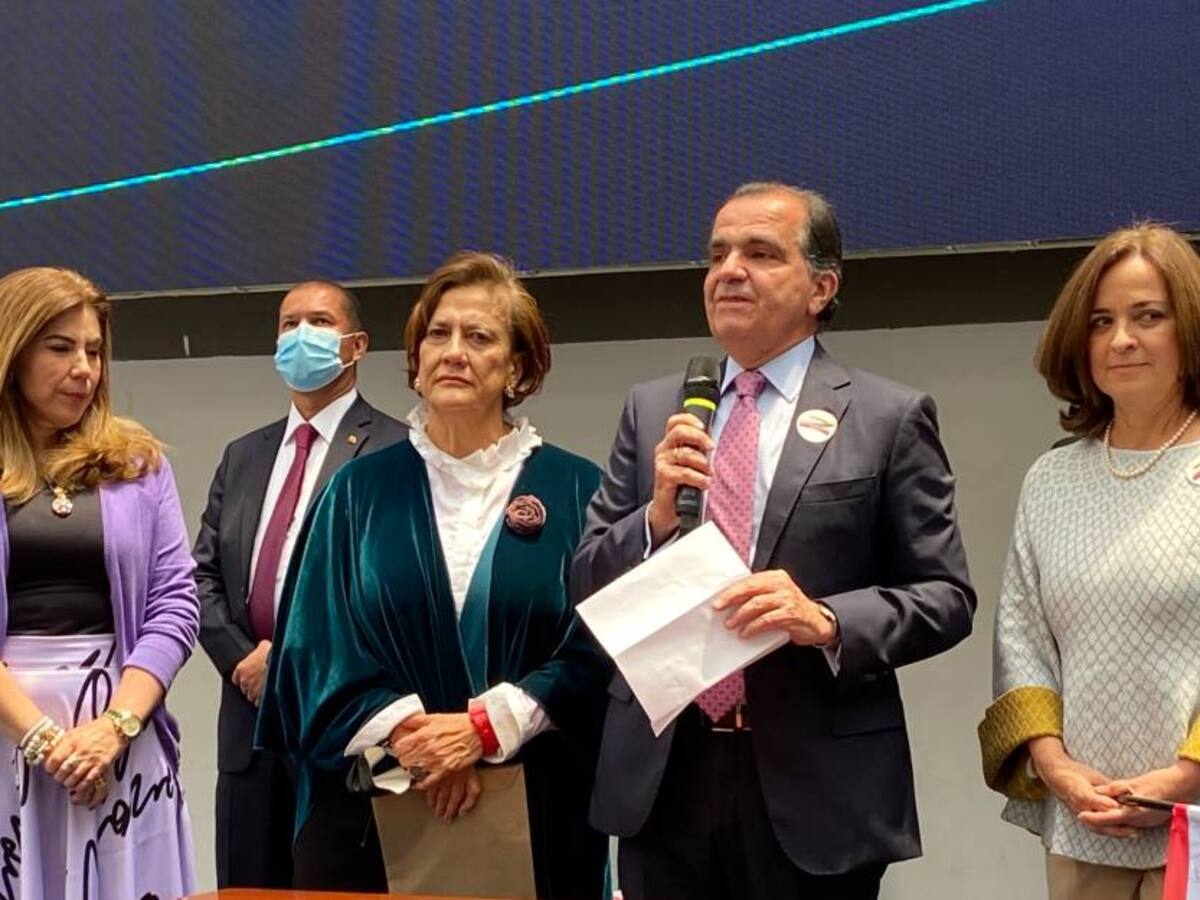 Zuluaga se inscribió y pidió a militantes reservarse voto presidencial para mayo