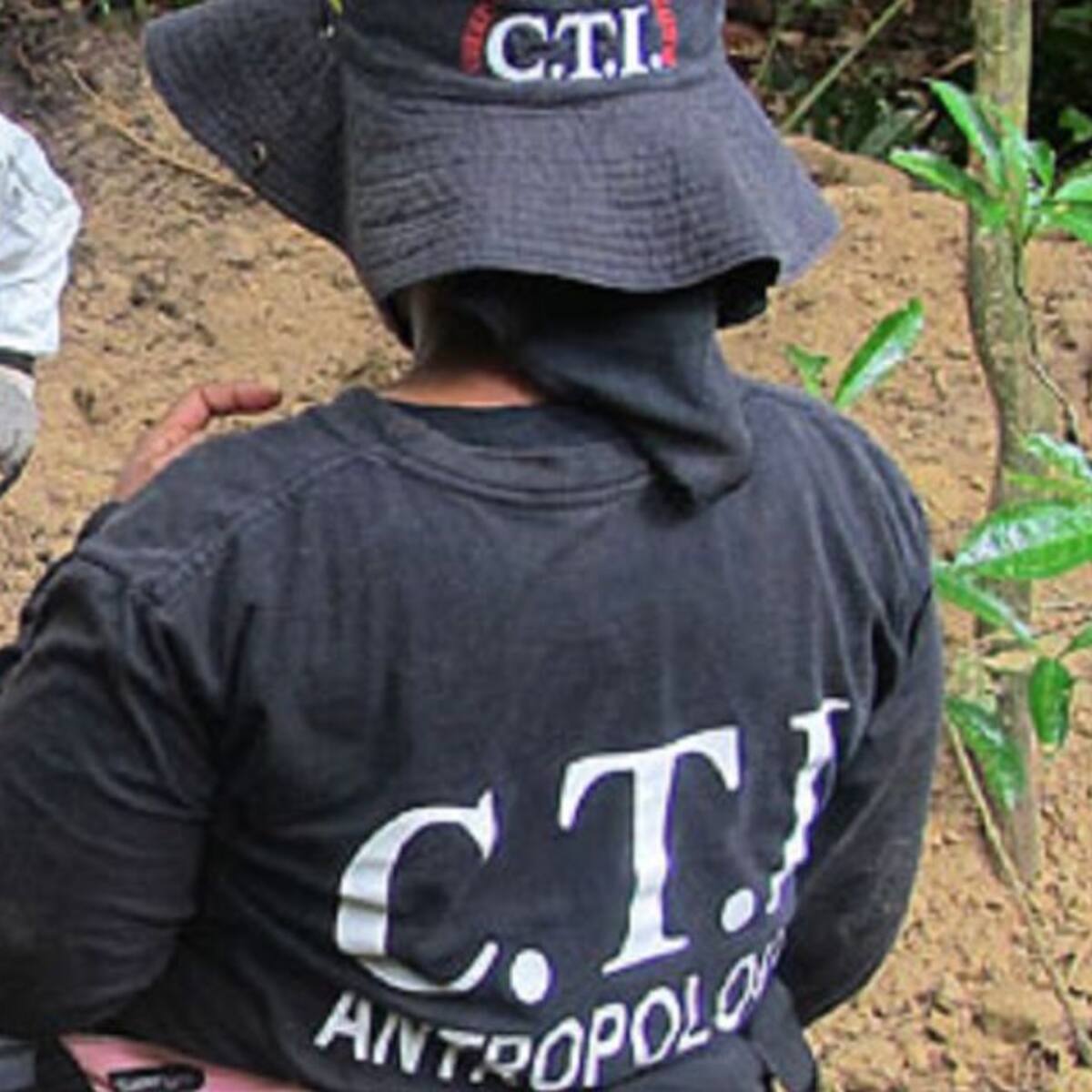 Hallan dos cuerpos en una fosa en límites con Chocó