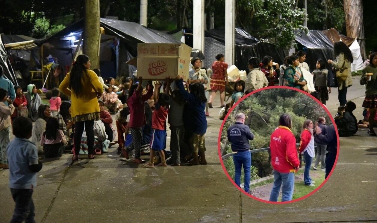 Funcionarios del distrito y de la Fiscalía en el momento de hacer los hallazgos en el Parque Nacional.