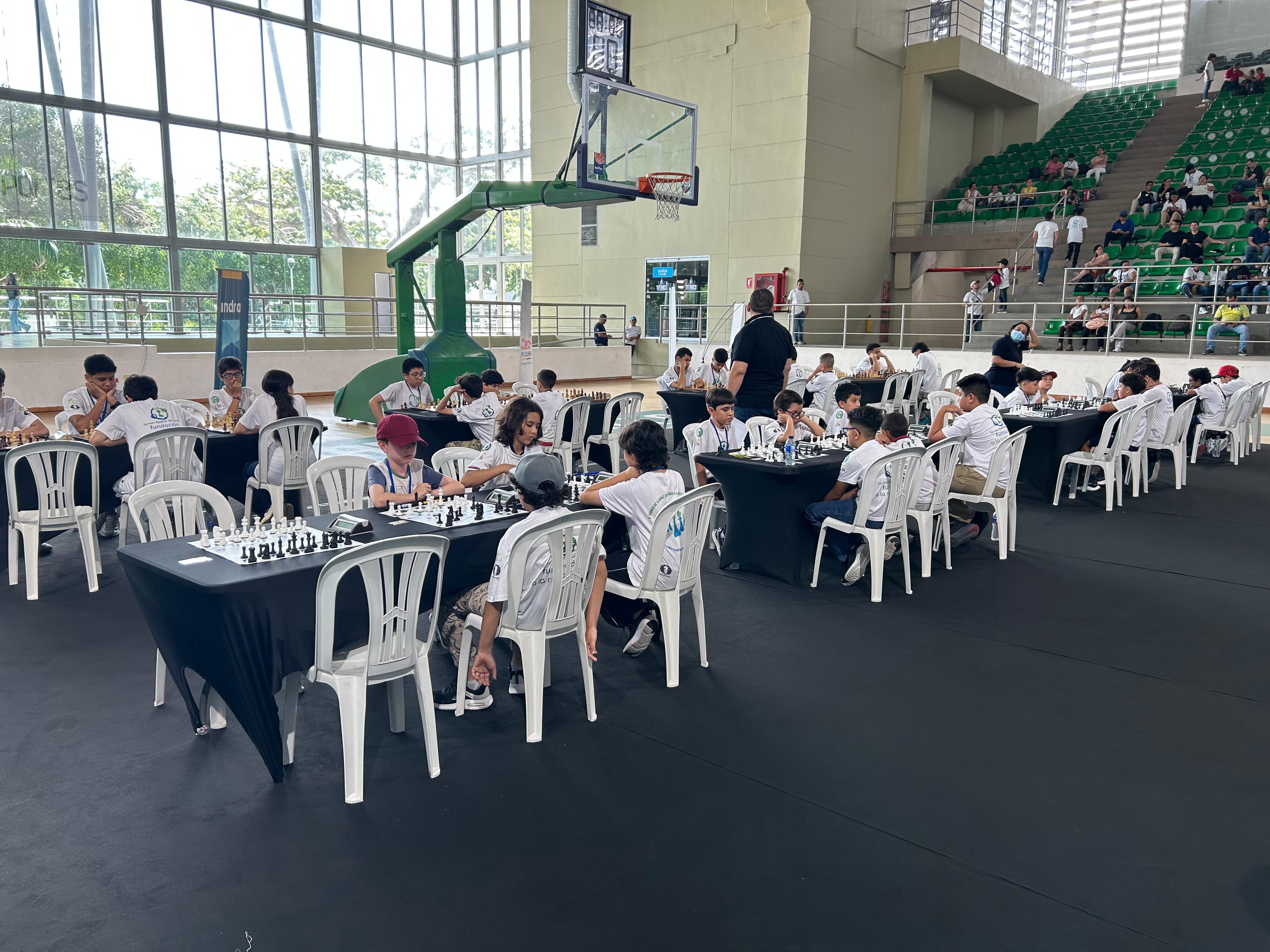 Los menores jugando en el Coliseo Elías Chegwin, de Barranquilla