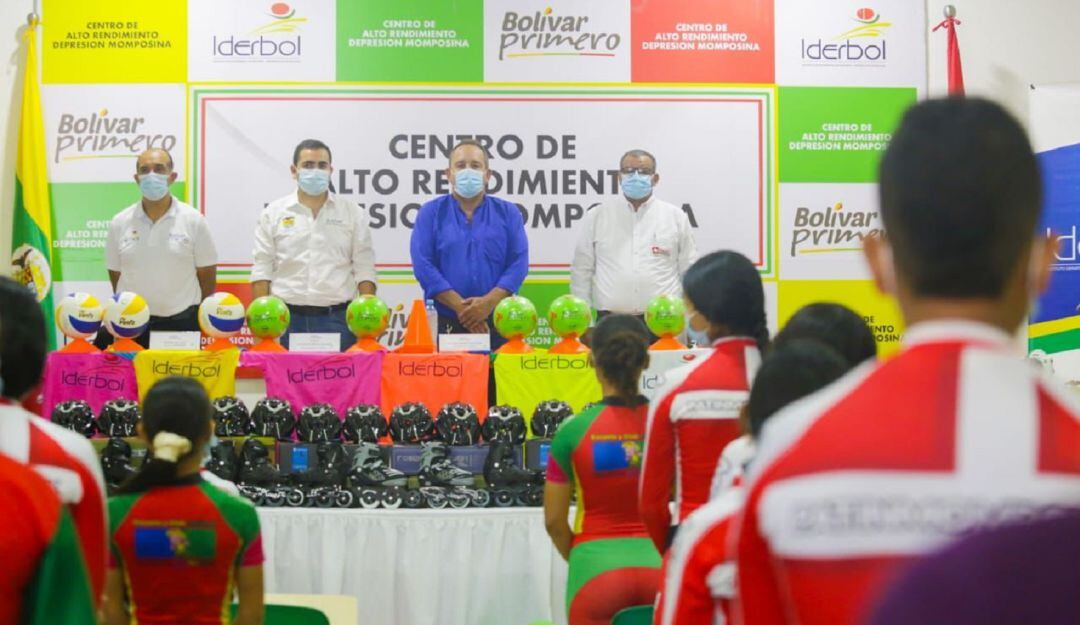 La implementación deportiva beneficiará a deportistas de patinaje, voleibol y fútbol de salón.