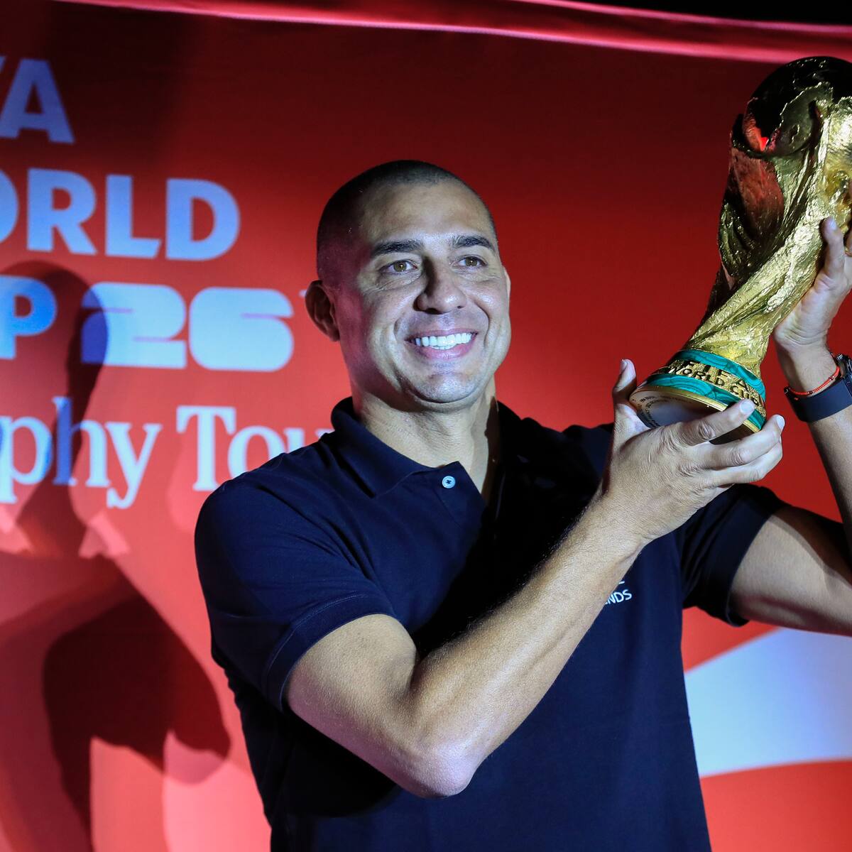 El trofeo de la Copa del Mundo ya está en Colombia: el exfutbolista Trezeguet lo presentó en Bogotá