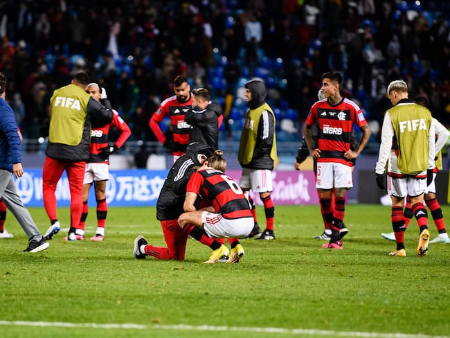 TANGER MED, MOROCCO - FEBRUARY 07: CR Flamengo players was crushed after been defeated by Al Hilal during the FIFA Club World Cup Morocco 2022 Semi Final match between Flamengo v Al Hilal SFC at Stade Ibn-Batouta on February 7, 2023 in Tanger Med, Morocco. (Photo by Marcio Machado/Eurasia Sport Images/Getty Images)