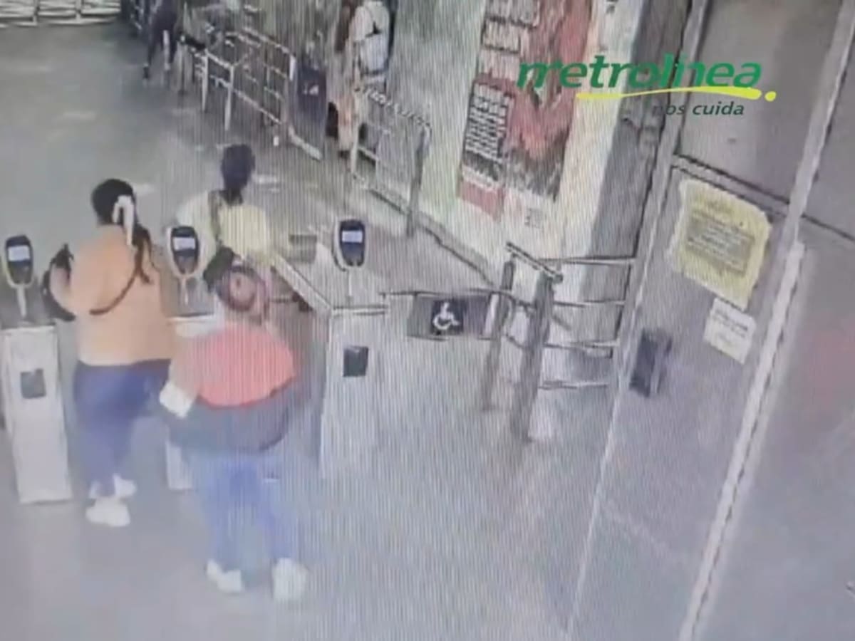 VIDEO: Se colaron en Metrolínea y las bajaron del bus para que pagaran el pasaje