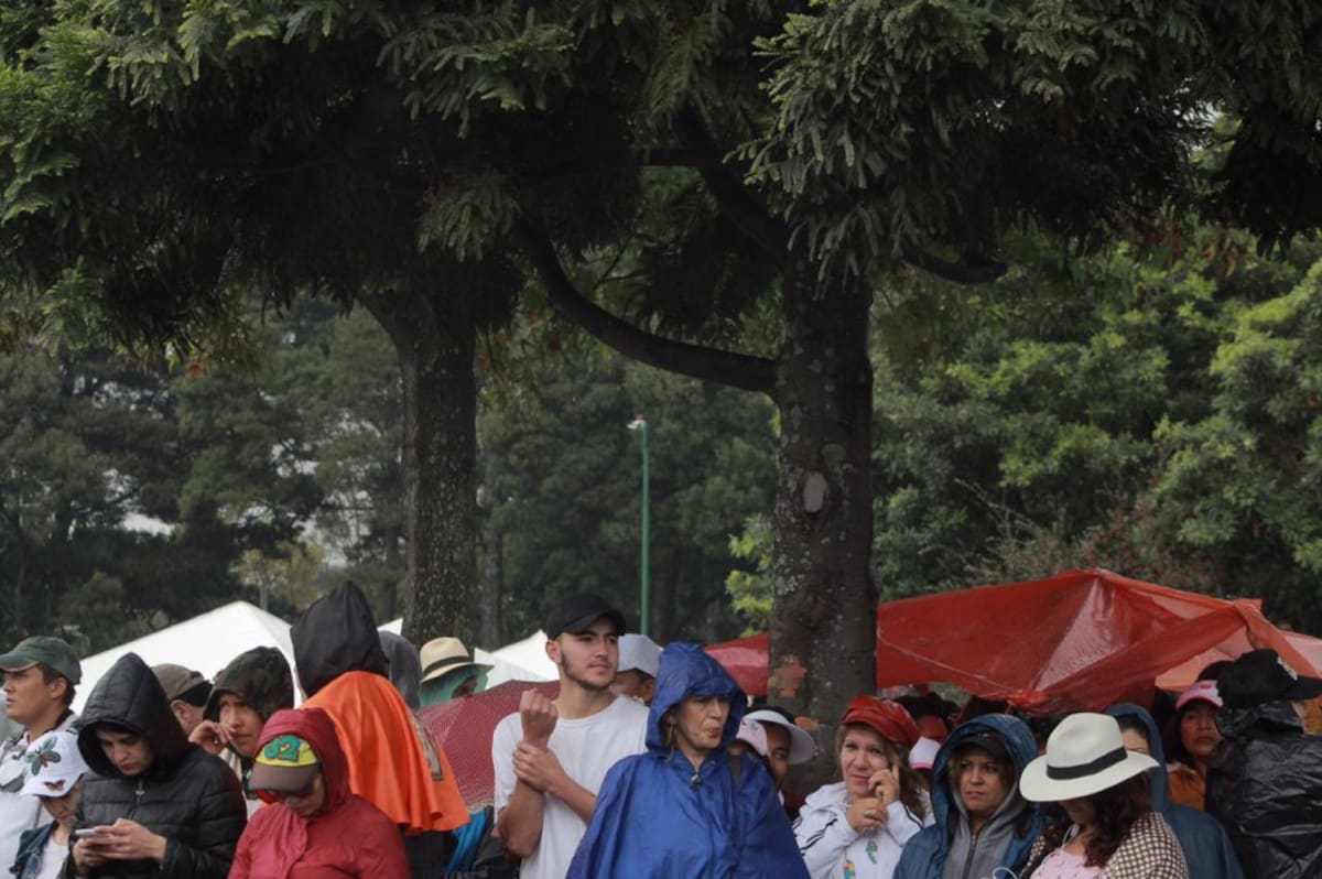 Ni la lluvia impide una bendición del papa 