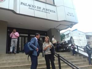 Luz Piedad Valencia ex alcaldesa de Armenia saliendo del palacio de justicia