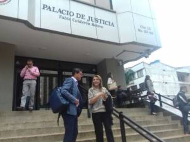 Luz Piedad Valencia ex alcaldesa de Armenia saliendo del palacio de justicia
