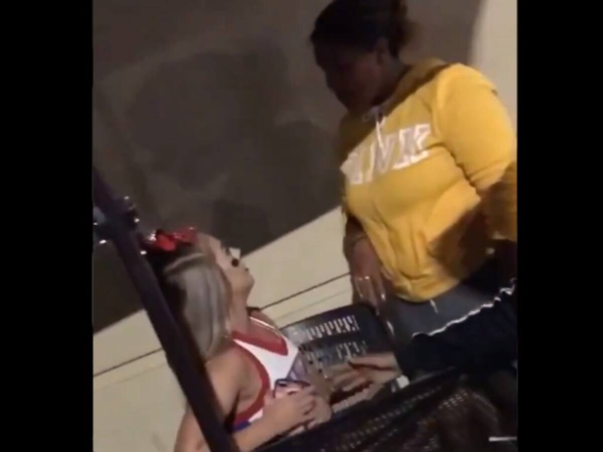 Brutal golpiza que le da una porrista a otra mujer que le hacia bullying