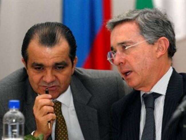 Zuluaga dice estar dispuesto a controvertir a Uribe cuando sea necesario