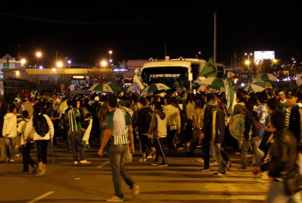 Atlético Nacional tiene apoyo masivo de los hinchas de Nacional en Bogotá y a pesar de que no pueden estar en El Campín, sí acompañan al equipo en la disputa de su duodécima estrella.