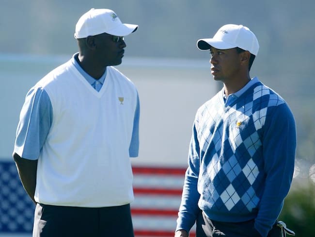Michael Jordan (I) y Tiger Woods (D)