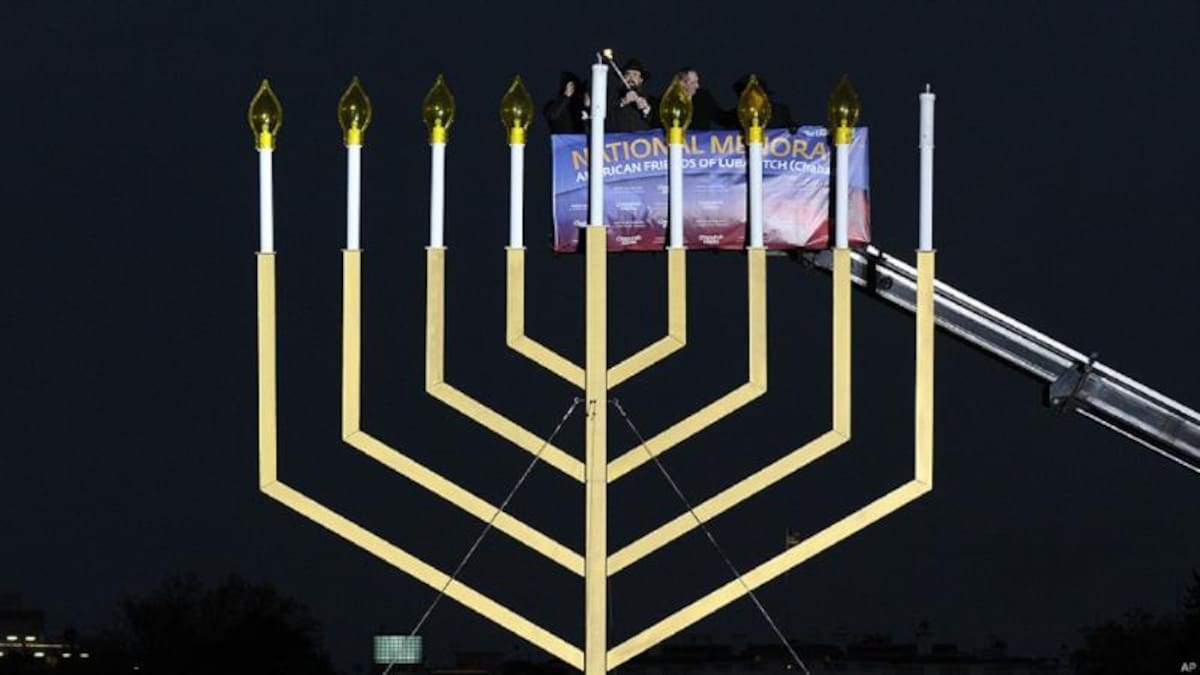 Curiosamente, este año la festividad coincide con la celebración judía del Hanukkah (Janucá en español), por primera vez desde 1888. Se trata de una rara coincidencia de las fiestas del pavo y de las luces, una laica y otra religiosa.