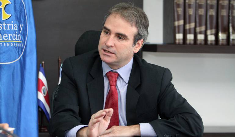 Pablo Felipe Robledo, superintendente de industria y comercio