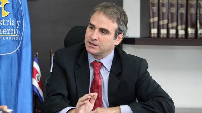 Pablo Felipe Robledo, superintendente de industria y comercio