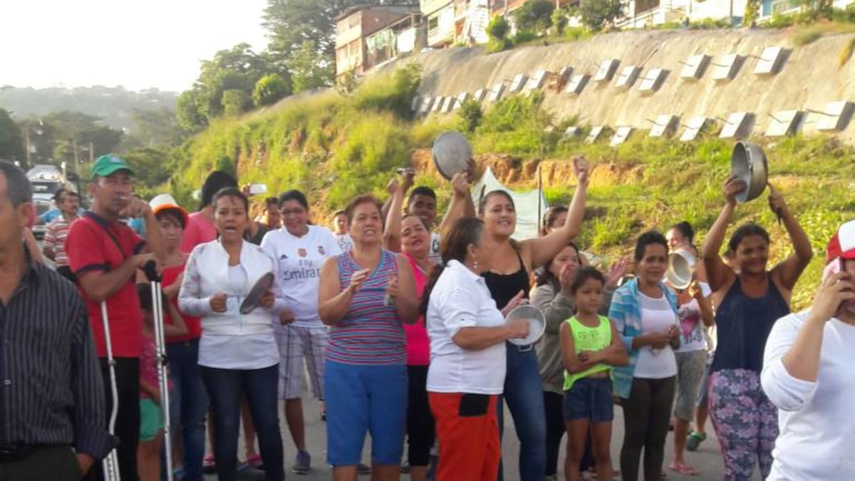 Habitantes del norte de Bucaramanga protestan por falta de puentes